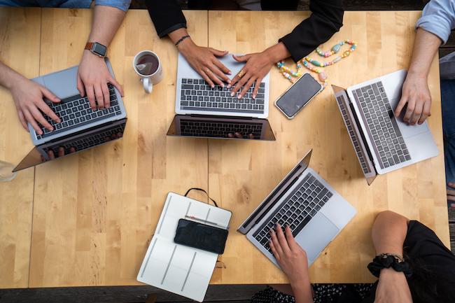 Online marketing uitbesteden of zelf doen? De voor- en nadelen uitgelicht